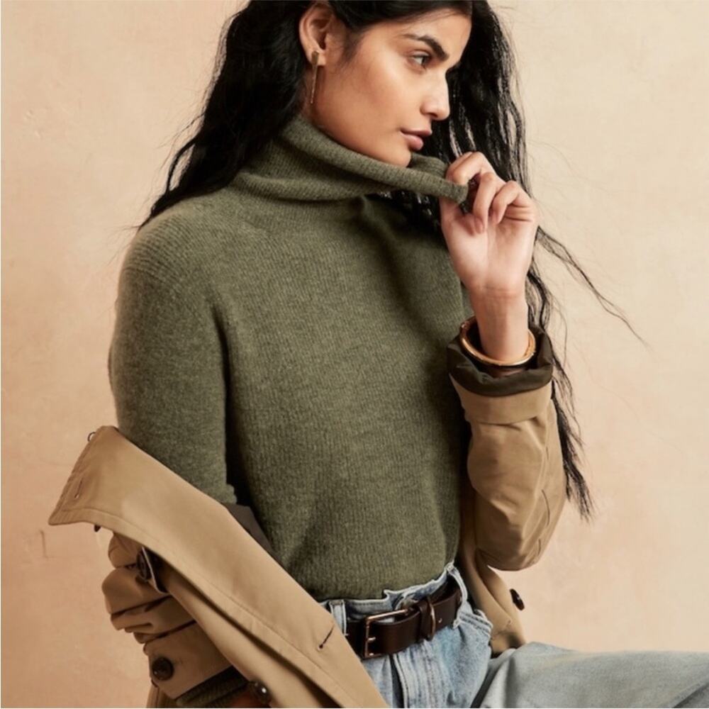 Banana Republic Aire Turtleneck Sweater Green soft small
